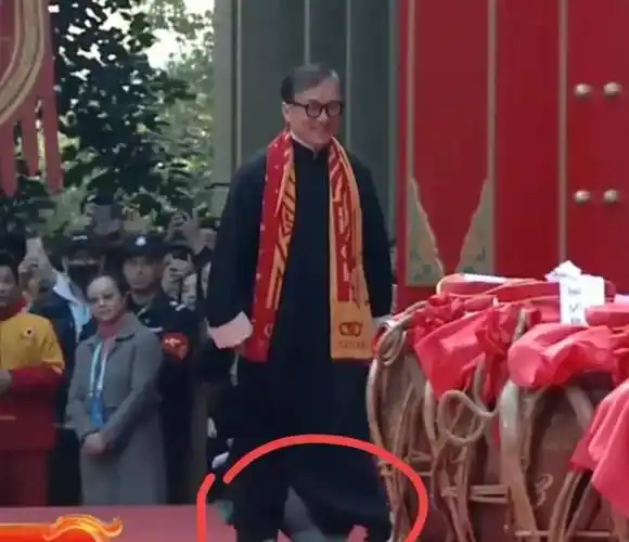 官方显示,成龙大哥的身高174cm,个子其实并不算低,如此一看,成龙大哥