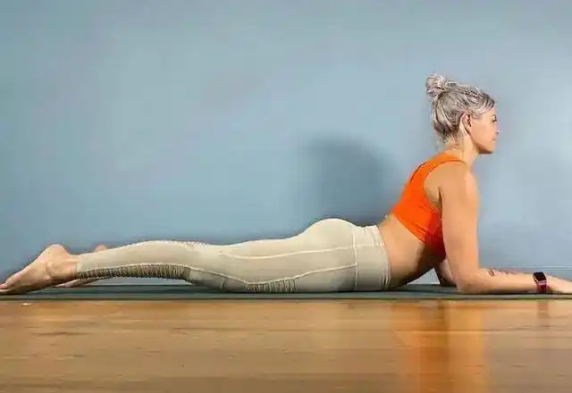 8个腰背部拉伸动作缓解腰背痛很有效