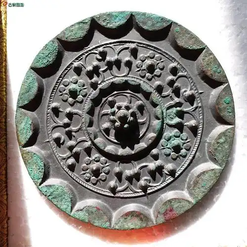 汉代巨大型博山钮星云镜