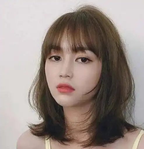 层次感中长发发型直发,浪漫气息十足的直发