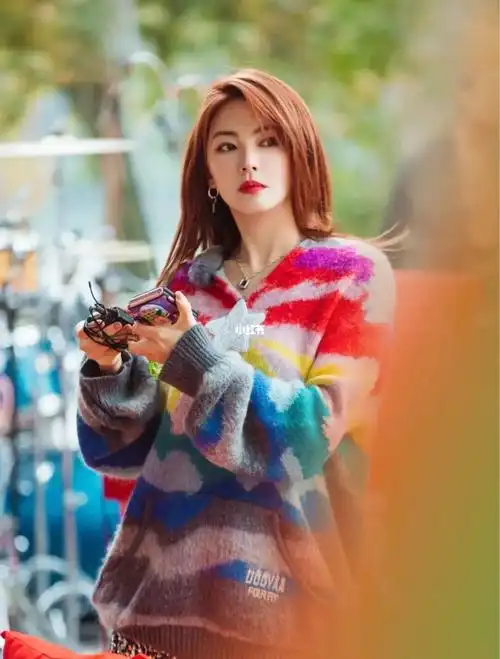 张雨绮乌丫uooyaa彩虹毛衣