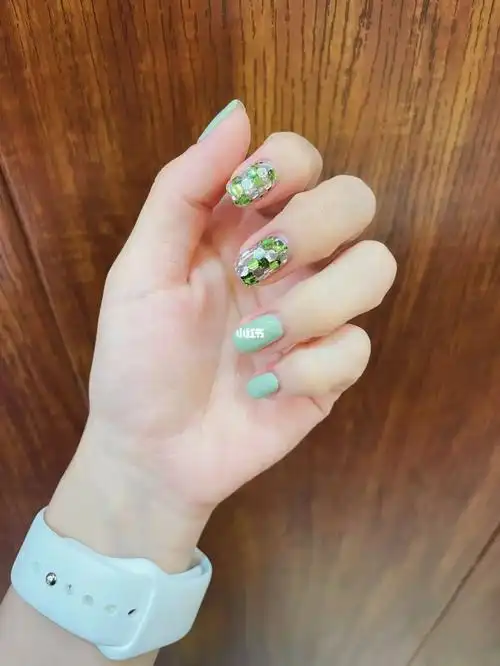 美甲夏日薄荷色