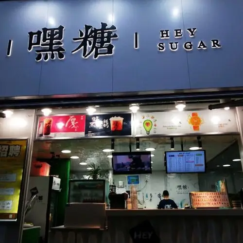 奶茶店,门店是简约的黑白风格,开放的操作台干净整洁,店员小哥哥也很
