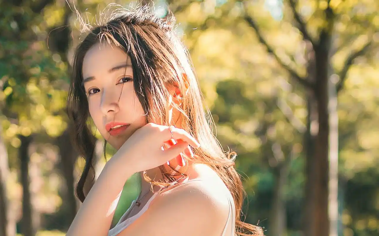 甜美长发美女唯美森林光影写真高清壁纸.