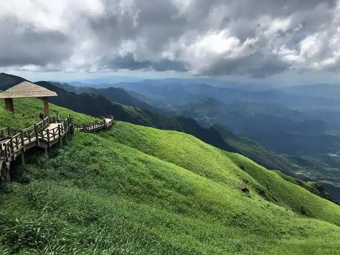 绿色的武功山海拔1980米登山需要5个小时江西最高峰