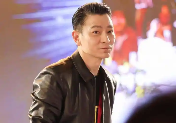 59岁刘德华现身金鸡奖创投发布会,一路成为"行为榜样"_工作_显得_电影