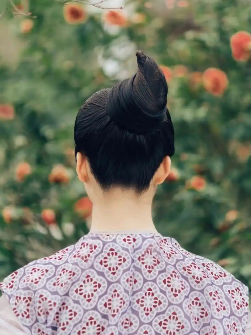 单双小髻发展而来,在单个发髻留出一缕,绕髻反复盘旋而成 #汉服发型