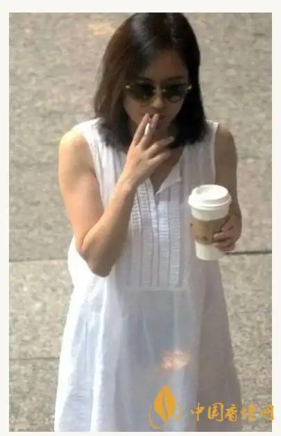 从曝光的现场画面看,徐静蕾上身穿着一件蓝色的运动上衣,下身则是一条