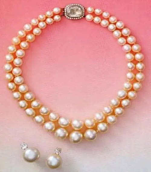 这一串两环珍珠项链由70颗质地上乘莹白光洁的珍珠组成(外圈包括37颗