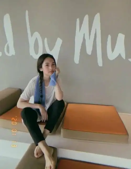 35岁杨丞琳素颜健身赤脚秀长腿升级人妻后逆生长像少女