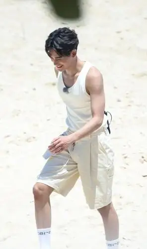 下一秒穿背心下水,反正就是永远不知道时尚潮人王嘉尔在过什么季节