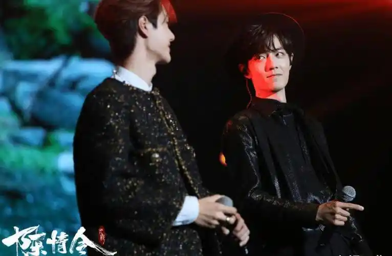 肖战与王一博难得同台,并与众星合影,但我却注意两人的站位!