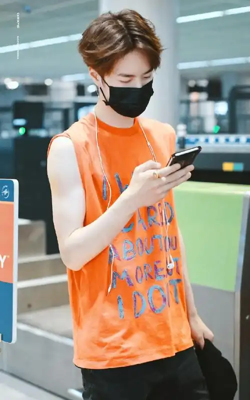 王一博无袖穿搭系列每张都在散发魅力,行走的荷尔蒙期待街舞王队长和