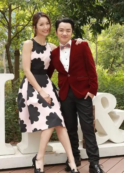 李亚男晒与王祖蓝甜蜜合照幸福满脸笑容最萌身高差携手撒狗粮