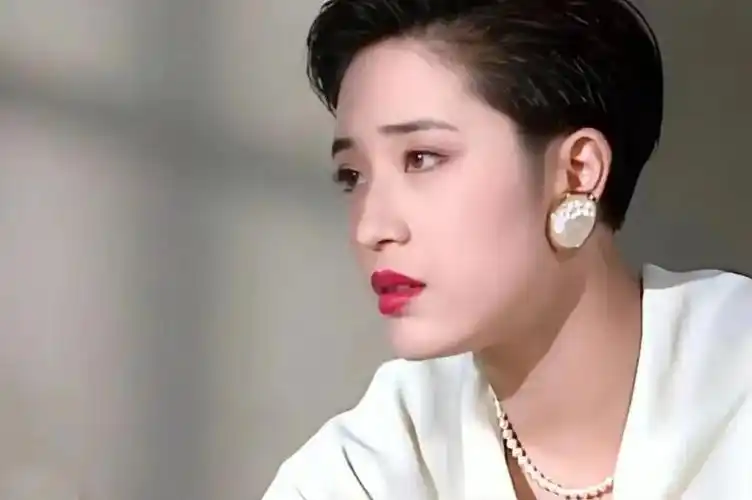 的利落装扮被称为当年"行走的香奈儿",从此短发经典形象陪伴了她一生