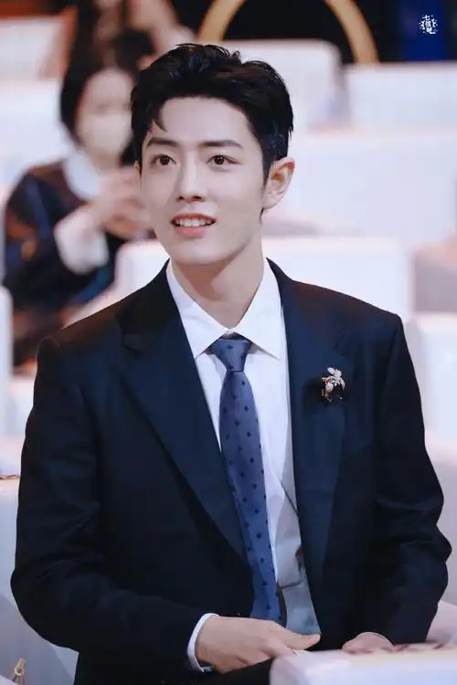 太帅气了,那手好修长哇,好几张他都在看我#微博之夜##肖战去微博之夜