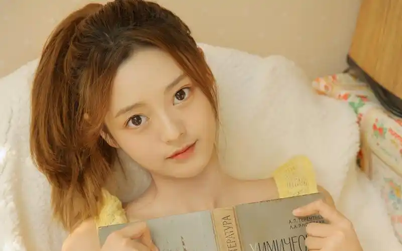 俏皮可爱的文艺女生私房写真