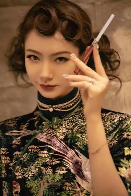 戚薇旗袍造型妩媚撩人展现古典美女人味十足