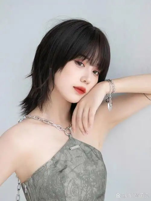 短发女生都爱的鲻鱼头发型 可a可飒,酷感十足 黑茶色的搭配更清新自然