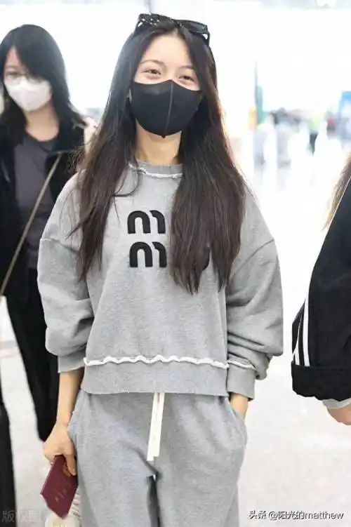 街拍:赵今麦灰色卫衣 卫衣裤 白色手提包 白色运动鞋休闲自在_miu