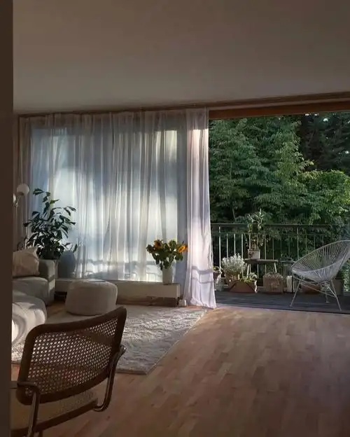 早晨第一缕阳光透过薄纱穿进房间的感觉真好