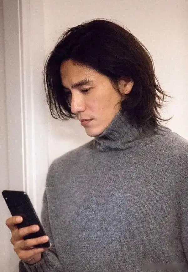 请看陈坤的长发,是不是帅到爆! 你要多长的,我们坤哥都有.