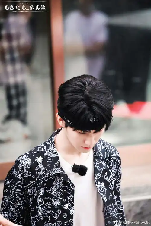 张真源卡通涂鸦衬衫发带造型