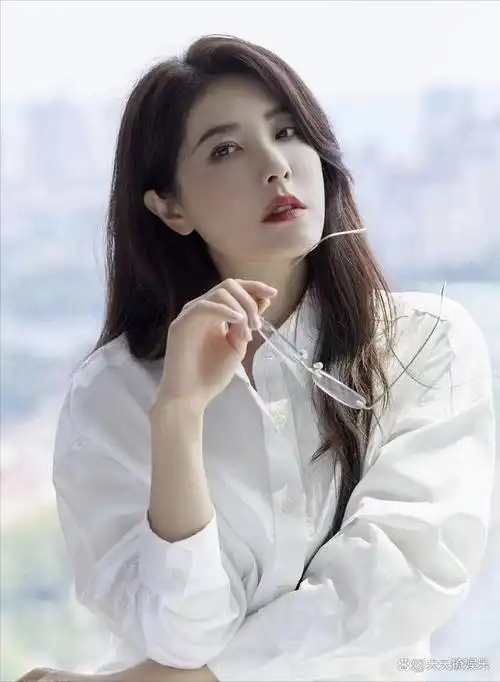 她是那位快50岁的女演员,曾经在中戏时期就被誉为颜值逆天的美少女.