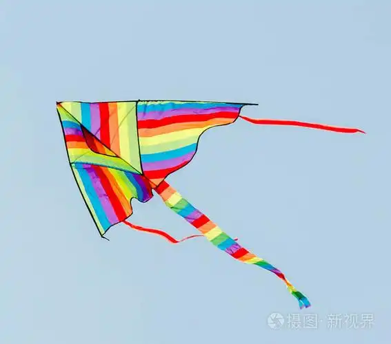 生动的彩色的风筝在湛蓝的天空关闭