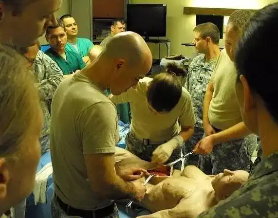 医学生们以后上解剖课,竟然要使用这样的尸体.