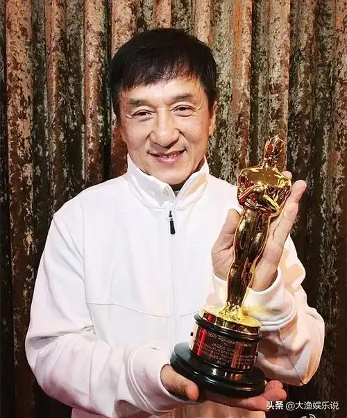 成龙在大楼斜坡上滑下来的花絮(成龙荣誉的勋章)(12)