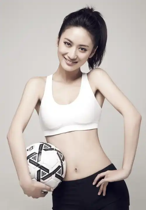 郭珍霓足球宝贝俏皮写真 迷人小蛮腰露