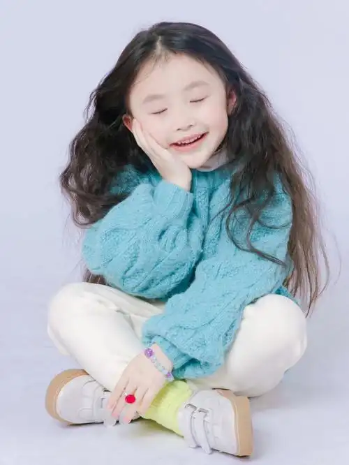 潮童的营业更长发的小女孩