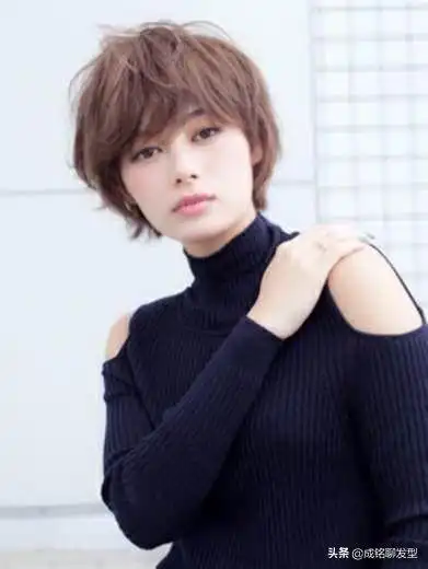 方脸型,选择短发,最好是烫蓬松的短发,才是最合适你的发型,你必定要试