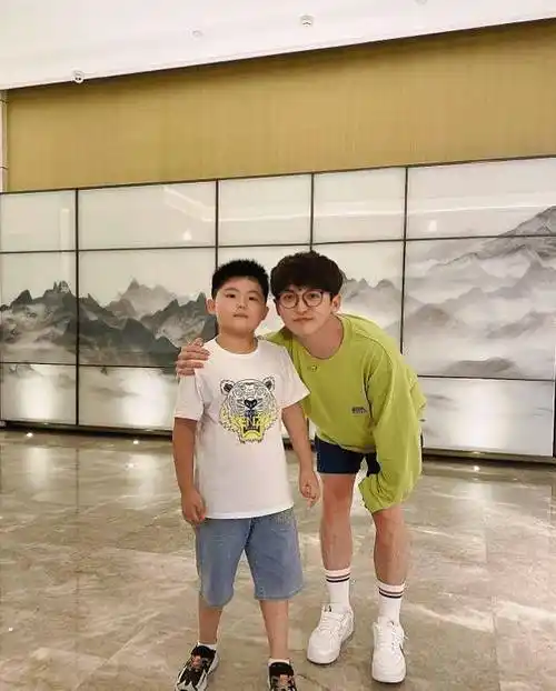 作为浙江卫视的年轻导演,姚译添的长相很出众,这款卷毛的造型还令他