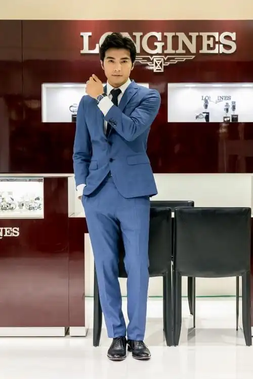 贺军翔穿著一身蓝色西装,帅气现身.