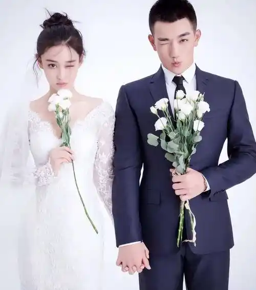 张馨予何捷曝新结婚照,相互依偎显甜蜜,鼓励女孩面对爱情不彷徨_因为