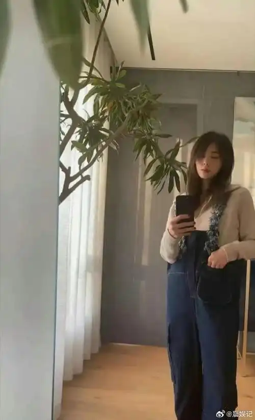 黄磊老婆孙莉近照,颜值在线,只是裤子有点显大