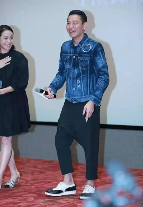 刘德华西装寸头惊艳人民大会堂,展现实力和魅力成为代表人物!