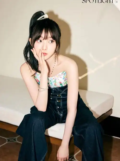 dzzit girl |歌手及演员郑乃馨in 2022秋季高腰牛仔裤