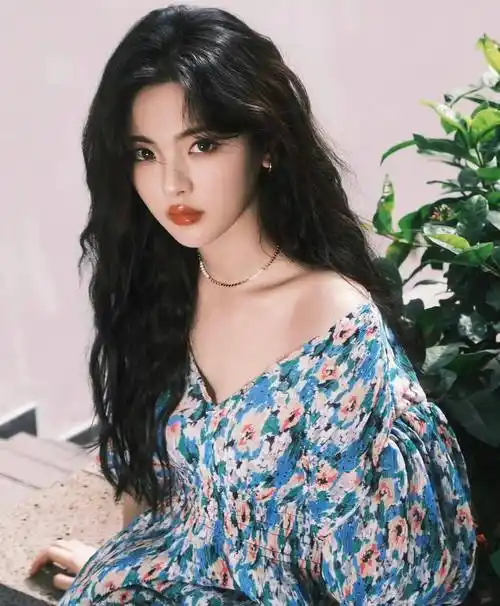 杨超越泳池写真,身穿吊带短裙紫色内衣,清纯可人,妩媚性感_照片_显得