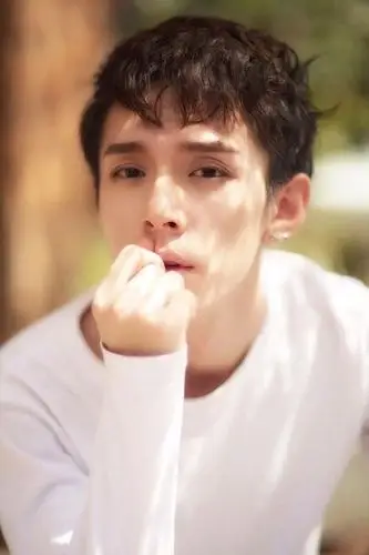 主播李佳琦旧照曝光可盐可甜男团范十足粉丝大喊出道吧