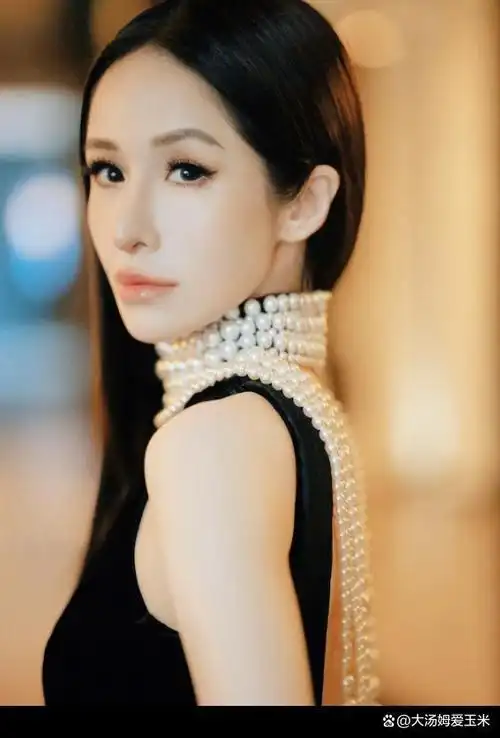 萧亚轩最新造型曝光,惊艳厚唇,3d下巴引发热议!