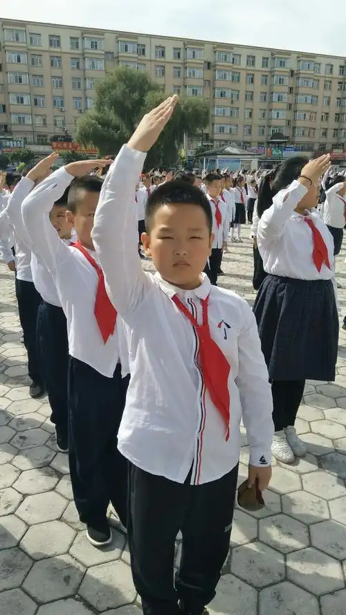 学校在中秋节前夕举行开学典礼,小布丁们向着国旗,立正,敬礼!