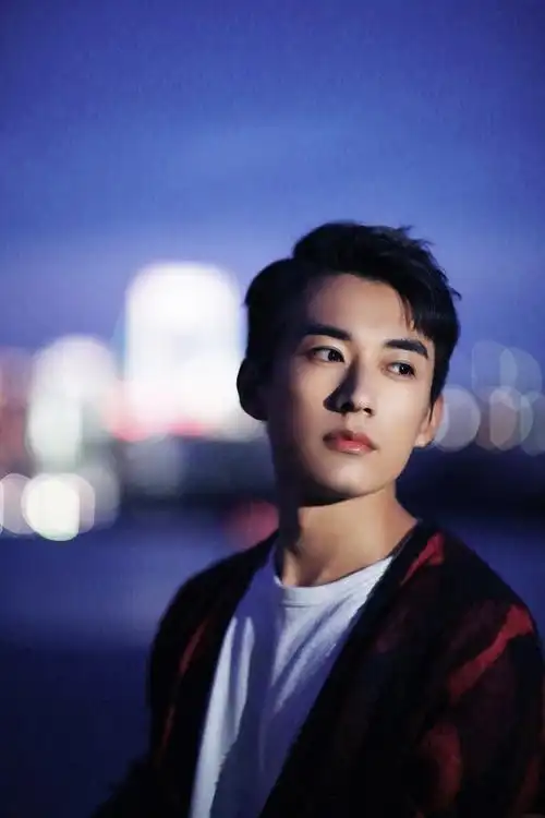 刘学义曝生日写真目光温柔演绎夜色浪漫