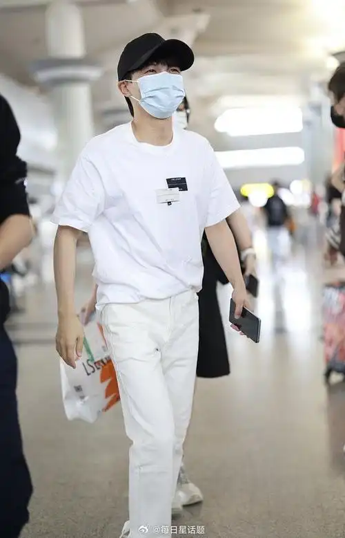 2023年9月17日,长沙,周深白色系穿搭现身长沙黄花国际机场.