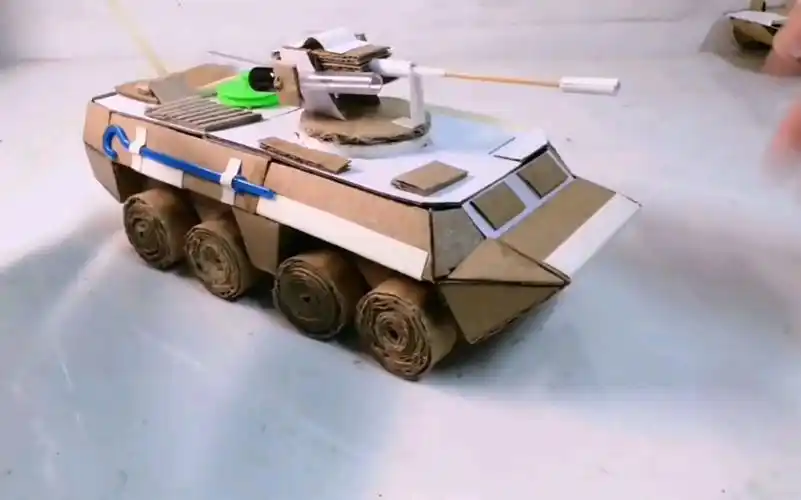 纸板轮式装甲车模型