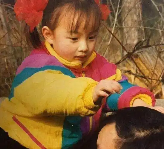 唐嫣童年照成熟又会凹造型,章子怡孙俪气质出众杨幂张含韵天然萌