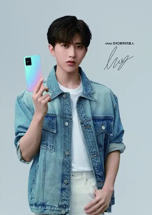 今日,vivo疼粉办官博公开代言人蔡徐坤的帅气新图,周五双倍快乐来袭!