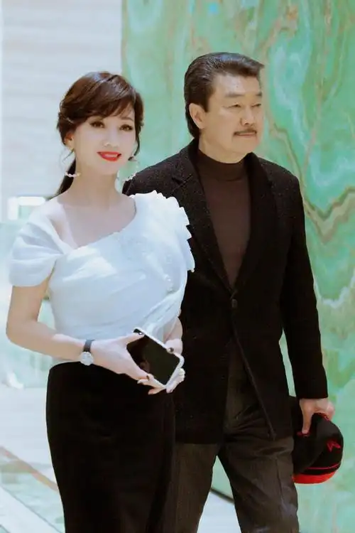 赵雅芝有时候给人的感觉就像没有长大的孩子,这是只有生活在满满的